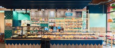Verkaufstheke der Biobäckerei Schubert in Hochzoll. Foto: Sophie Seitz