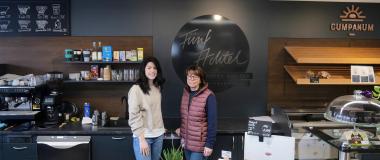 Die Inhaberinnen vom Lebensmittelladen Fünf/Achtel in ihrem Laden.