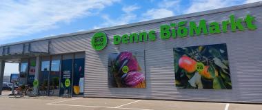 Eingang der Filiale von Denns BioMarkt für Bio Lebensmittel in Königsbrunn