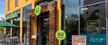 Eingang der Denns BioMarkt Filiale für Bio Lebensmittel in der Oberbürgermeister Hohnerstrasse Augsburg.