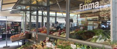 Frisches Gemüse ausgelegt vor dem Bio Stand am Stadtmarkt. Kräuter und verschiedenes frisches Obst. 