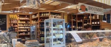 Die Käsetheke von Bio Emma in der Viktualienhalle auf dem Augsburger Stadtmarkt