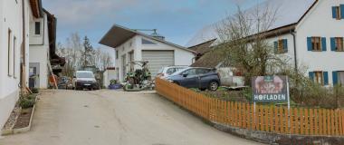 Die Einfahrt zum Strausser Hof in Gessertshausen.