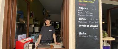 Denise Wilson steht im Fenster ihres Eissalons Eiswerk54