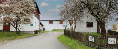 Einfahrt zum Biolandhof Schlossbauer in Kutzenhausen. Foto: Julia Pietsch