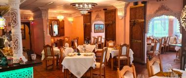 Innenraum des marokkanischen Bio-Restaurants BIODuMAROC in Augsburg mit orientalischen Stuckverzierungen, Kronleuchtern und festlich gedeckten Tischen