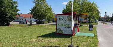 erkaufsstand von Biohof Seibold mit Bio-Spargel-Banner an der Straße in Inningen