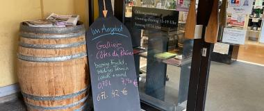 Eingang des Bio-Weinhandels Ulli Scheffler im Bismarkviertel Augsburg.