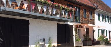 Der Biolandhof Mayer, auch „Moirhof“ genannt, liegt im Städtedreieck Augsburg, Gersthofen, Neusäß. Der Familienbetrieb gehört seit 1983 als einer der ersten in Bayern dem Bioland-Verband an. Foto: Torsten Mertz