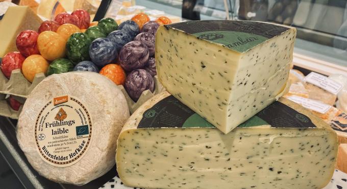 Eine große Auswahl an verschiedenen Biokäse gibt es bei der Bio Emma Käseland auf dem Augsburger Stadtmarkt