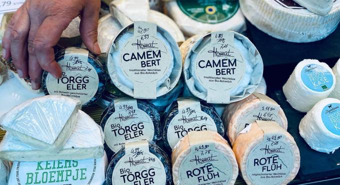 Reichhaltige Auswahl an Camembert bein Stand der Bio Emma Käseland auf dem Augsburger Stadtmarkt