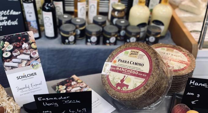 Käse und Feinkost in Bioqualität gibt es beim Bio Emma Käseland auf dem Augsburger Stadtmarkt