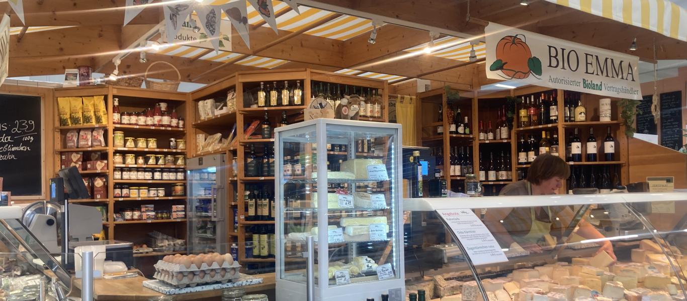 Die Käsetheke von Bio Emma in der Viktualienhalle auf dem Augsburger Stadtmarkt