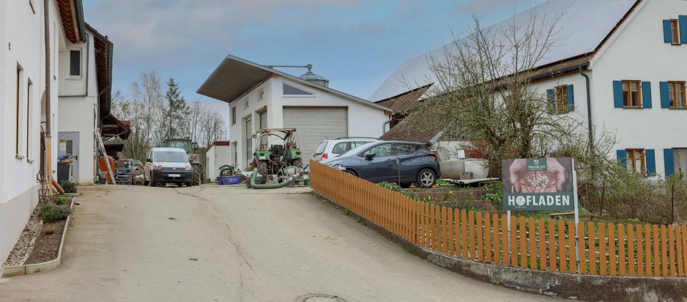 Die Einfahrt zum Strausser Hof in Gessertshausen.