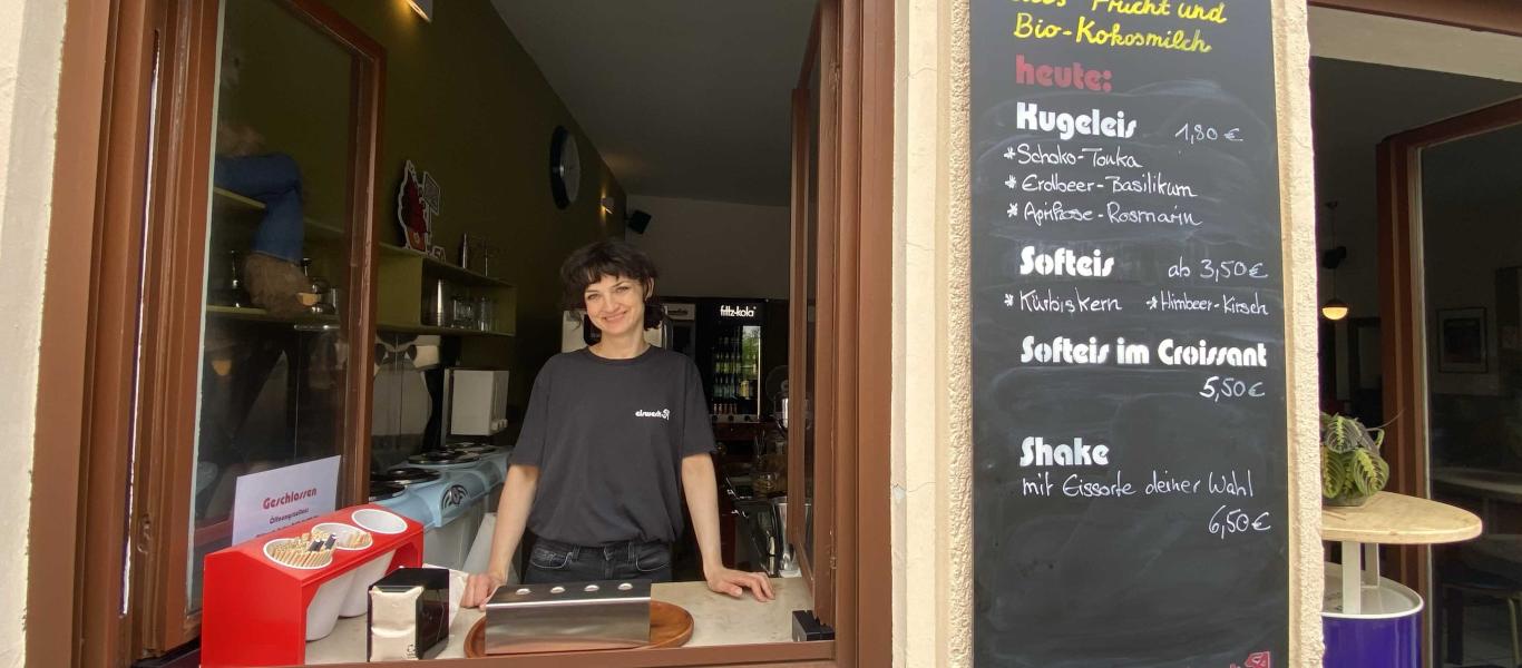 Denise Wilson steht im Fenster ihres Eissalons Eiswerk54