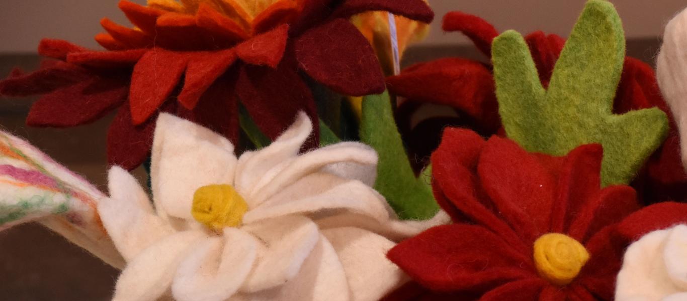 Zum Sortiment der Weltläden gehören auch gefilzte Blumen. Foto Cynthia Matuszewski 